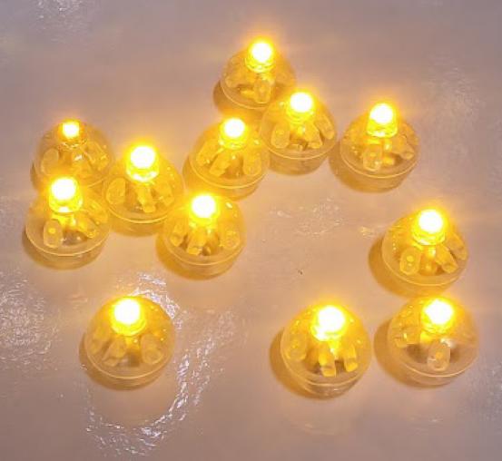 Lot 12 lampions multicolores avec bougies LED et porte-lampions