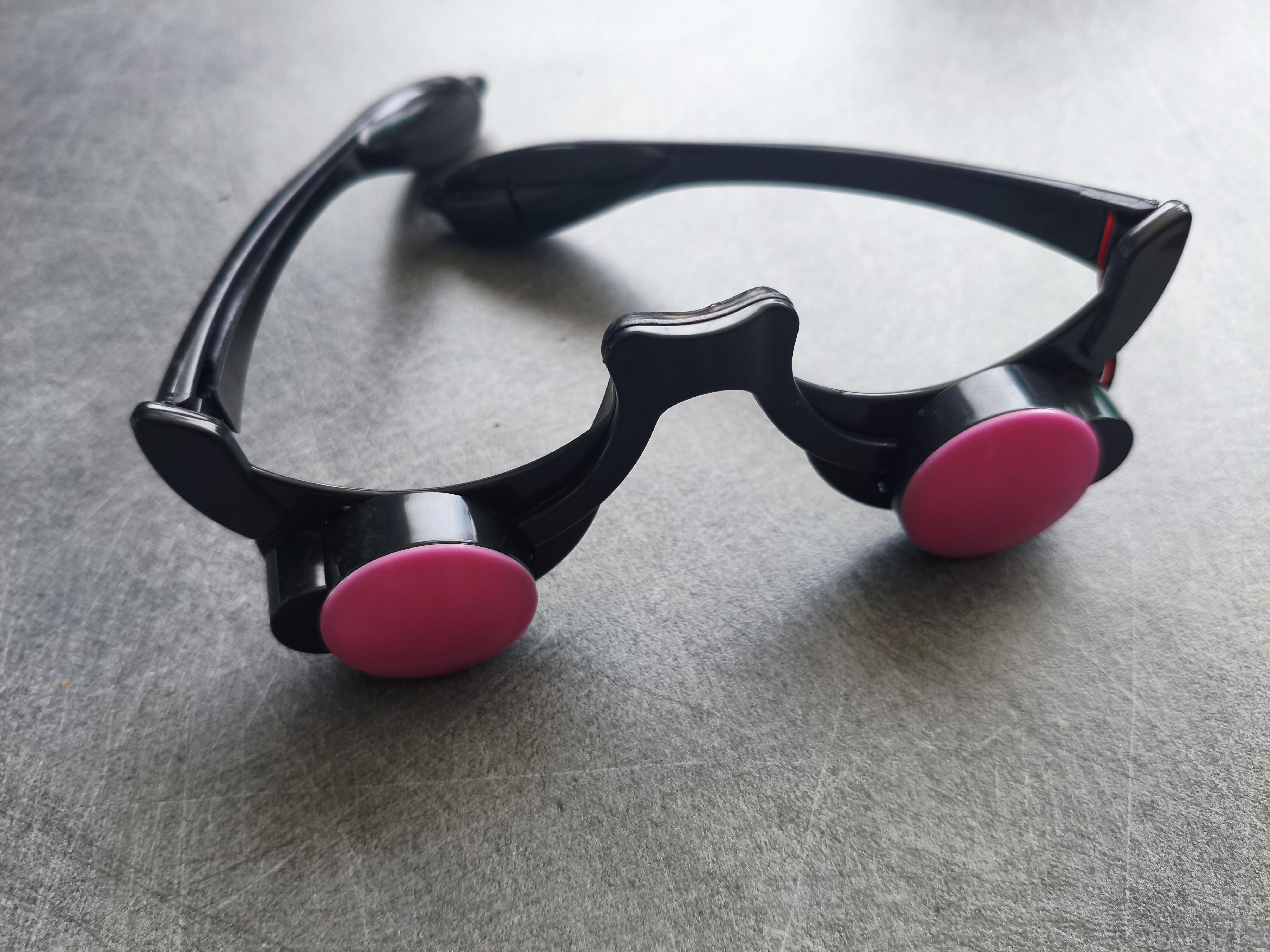 Lunettes lumineuses rouges imitation yeux sous capuche