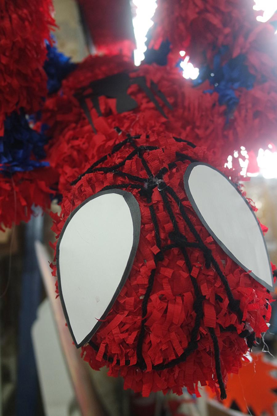 Pinata spiderman fabrication artisanale