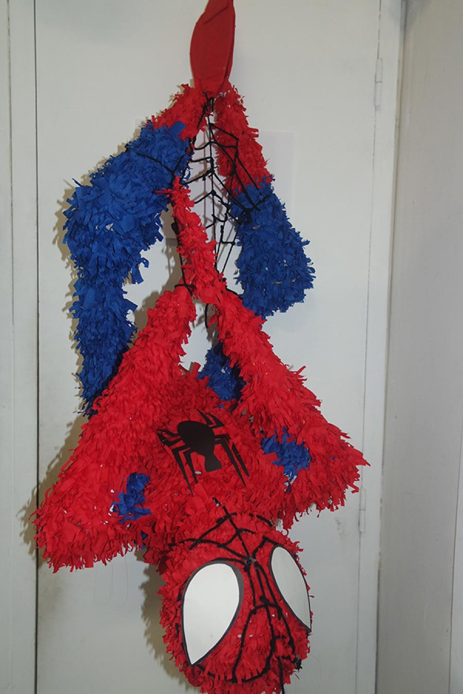 Pinata spiderman fabrication artisanale