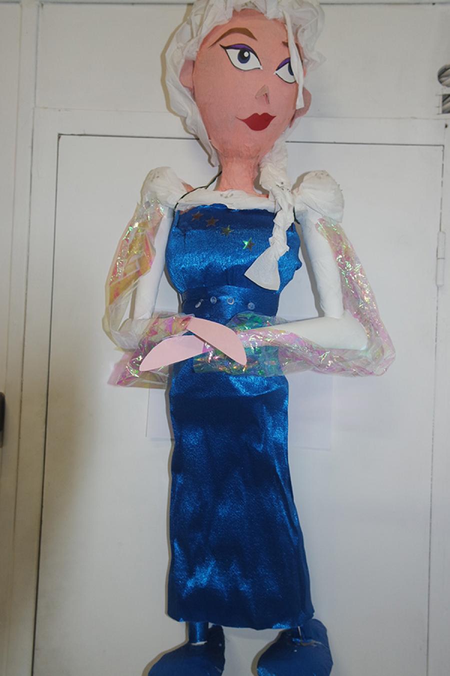 Pinata Elsa reine des neiges fabric. locale